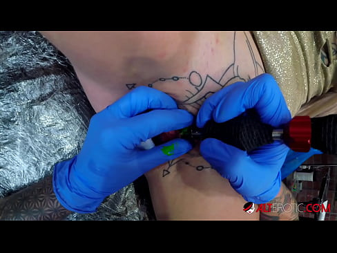 ❤️ Uiters getatoeëerde hottie Sully Savage het 'n tatoeëermerk op haar klitoris gekry Harde pornografie op af.vbdsm.ru ﹏